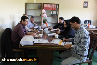 اهدای ابلاغ اعضای کارگروه بررسی پایه ترفیع سالیانه اعضای هیئت علمی دانشگاه 4